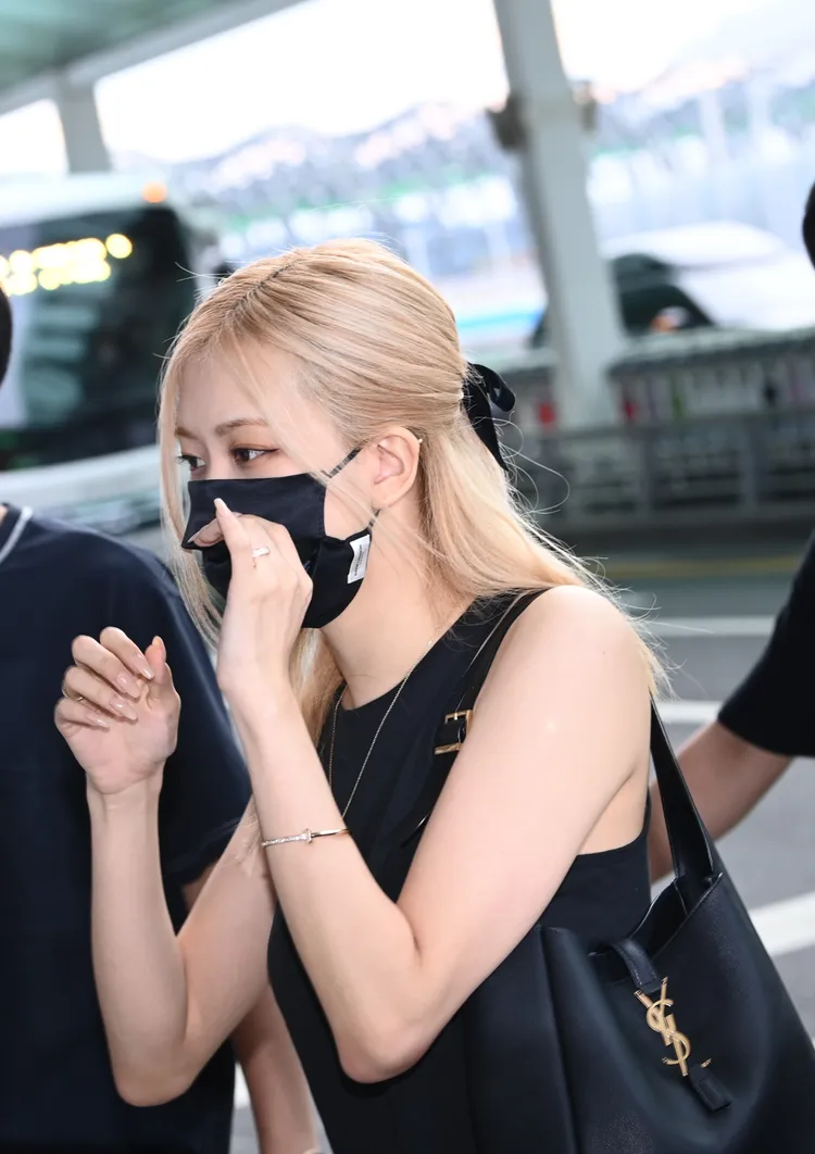 Rosé去年在機場穿搭中搶背的LE 5 À 7 Hobo包，未開賣就話題十足。品牌提供