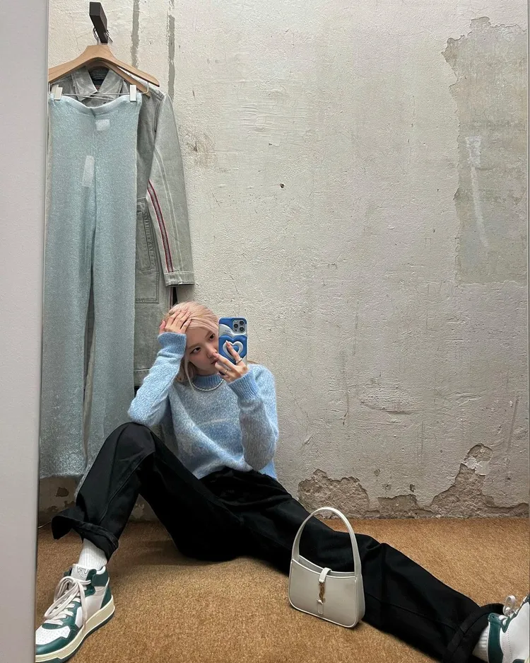 Rosé日前以腿開開的瀟灑pose，展示由她代言的法國精品SAINT LAURENT旗下LE 5 À 7新包。翻攝roses_are_rosie IG