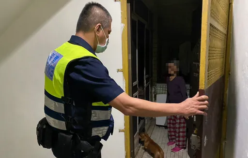 深夜在無人跳蚤市場遊蕩　三重警助失智婦返家團圓
