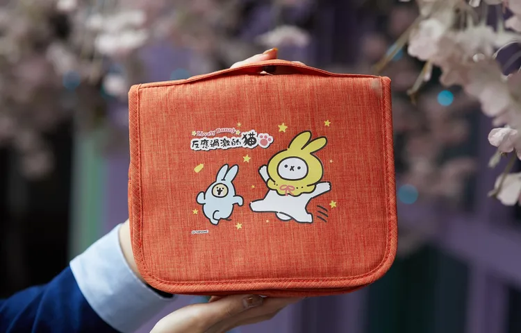 1/19-1/22刷Global Mall聯名卡滿888元可換「反應過激的貓-福兔貓盥洗包」。業者提供