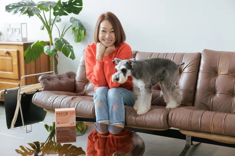 潘慧如拉著愛犬雪寶為自家產品宣傳。球狀星團娛樂公司提供