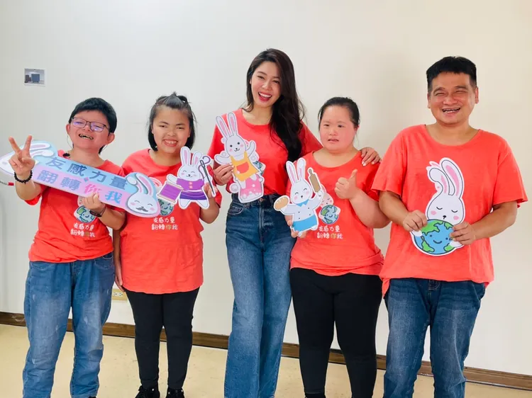 白家綺（中）融入慢飛天使世界。同德傳播提供