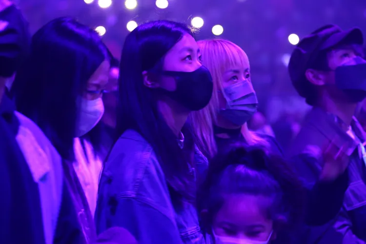 陳奕迅的妻子徐濠縈(右二)與女兒陳康堤(左二)到場支持。ESL Limited提供