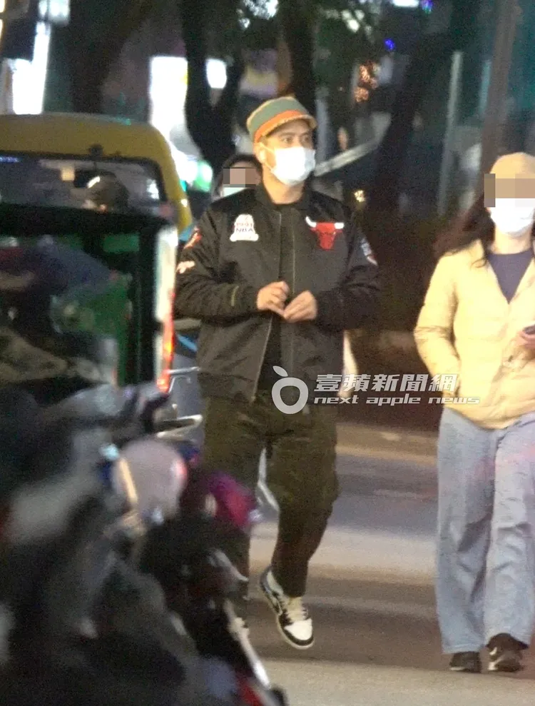 郭彥甫放慢步調走在東區街頭。特勤中心攝