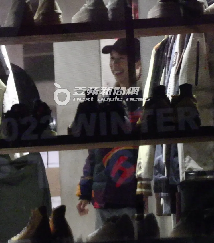 途中派翠克也進入店內挑選。特勤中心攝