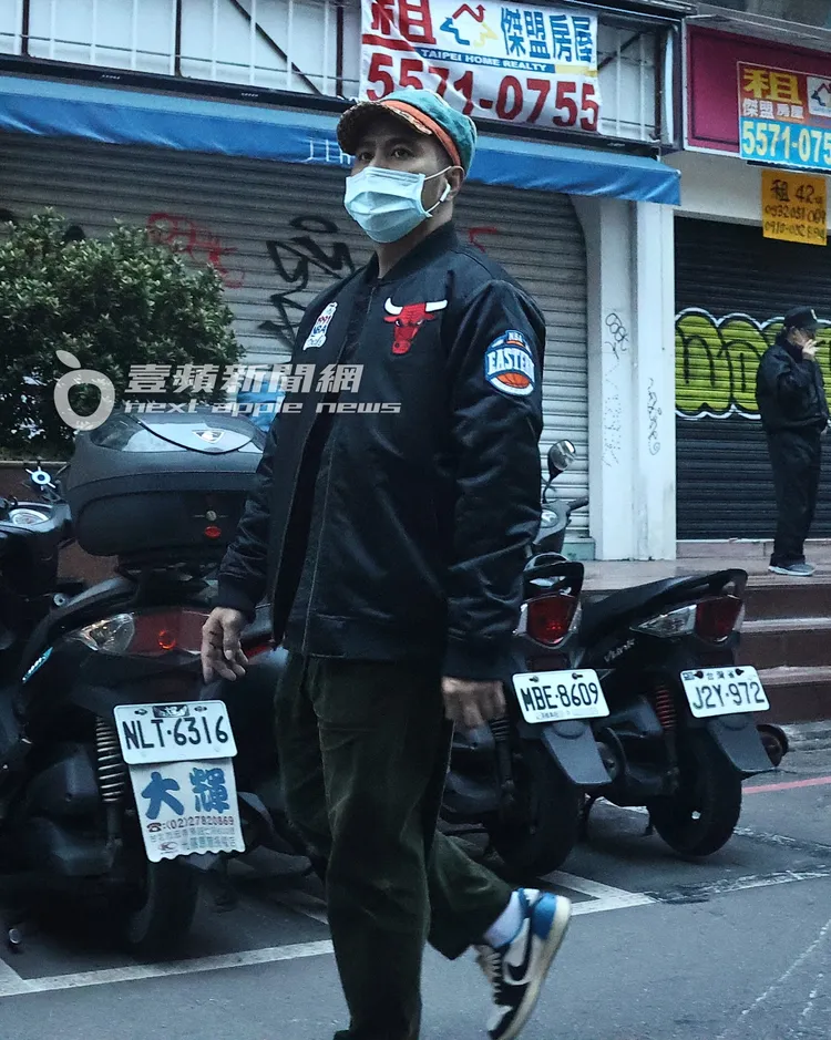 郭彥甫獨自走在東區街頭採買。特勤中心攝