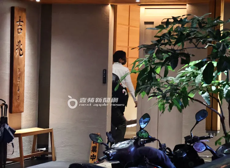 最後郭彥甫到附近的高檔日料「吉兆」赴會。特勤中心攝