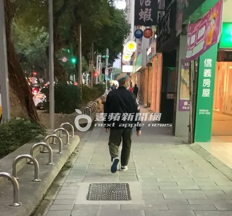 郭彥甫過馬路後，走到附近的君悅排骨用餐。特勤中心攝