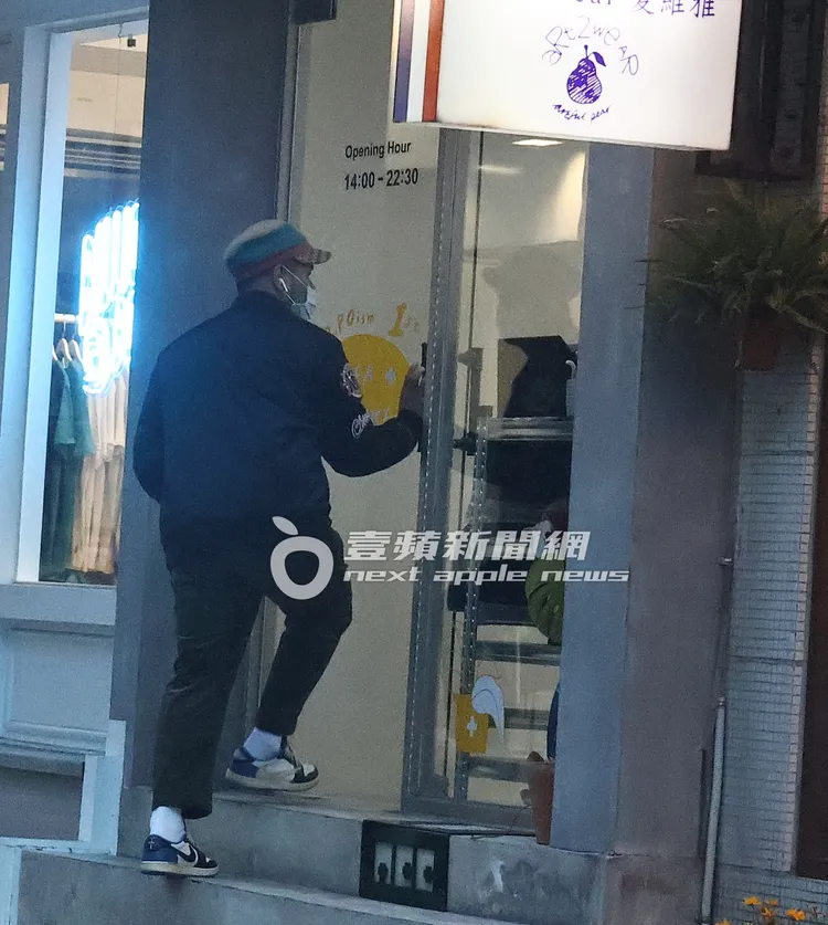 郭彥甫隨心所欲地逛街，挑了一間服飾店逛。特勤中心攝
