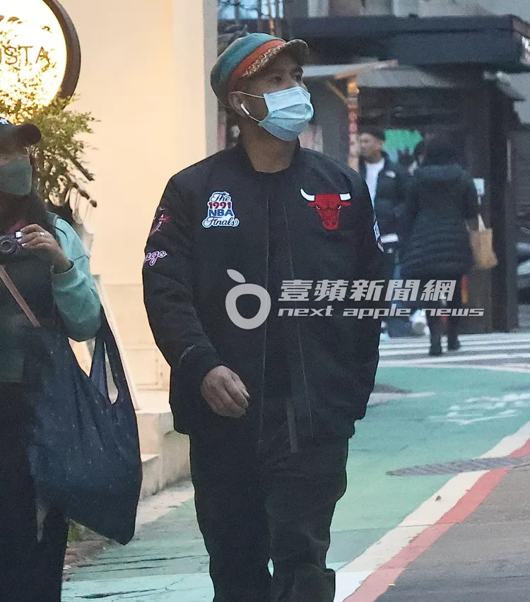 郭彥甫身穿籃球品牌外套、網路價格要價近4萬的球鞋走在東區街頭。特勤中心攝