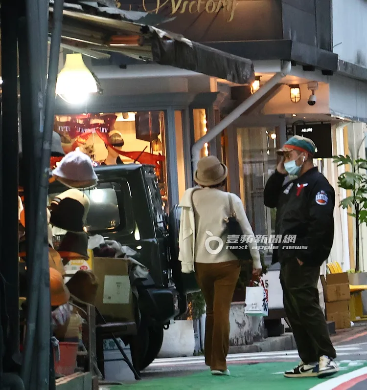 郭彥甫走到路邊的帽子店仔細端詳。特勤中心攝