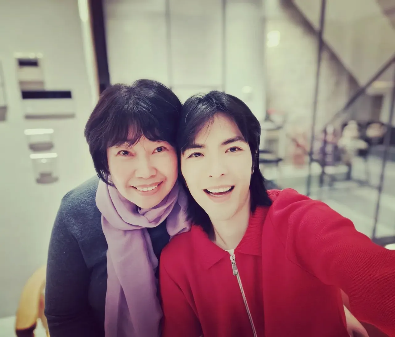 蕭敬騰曬出跟媽媽的生日合照。翻攝蕭敬騰臉書