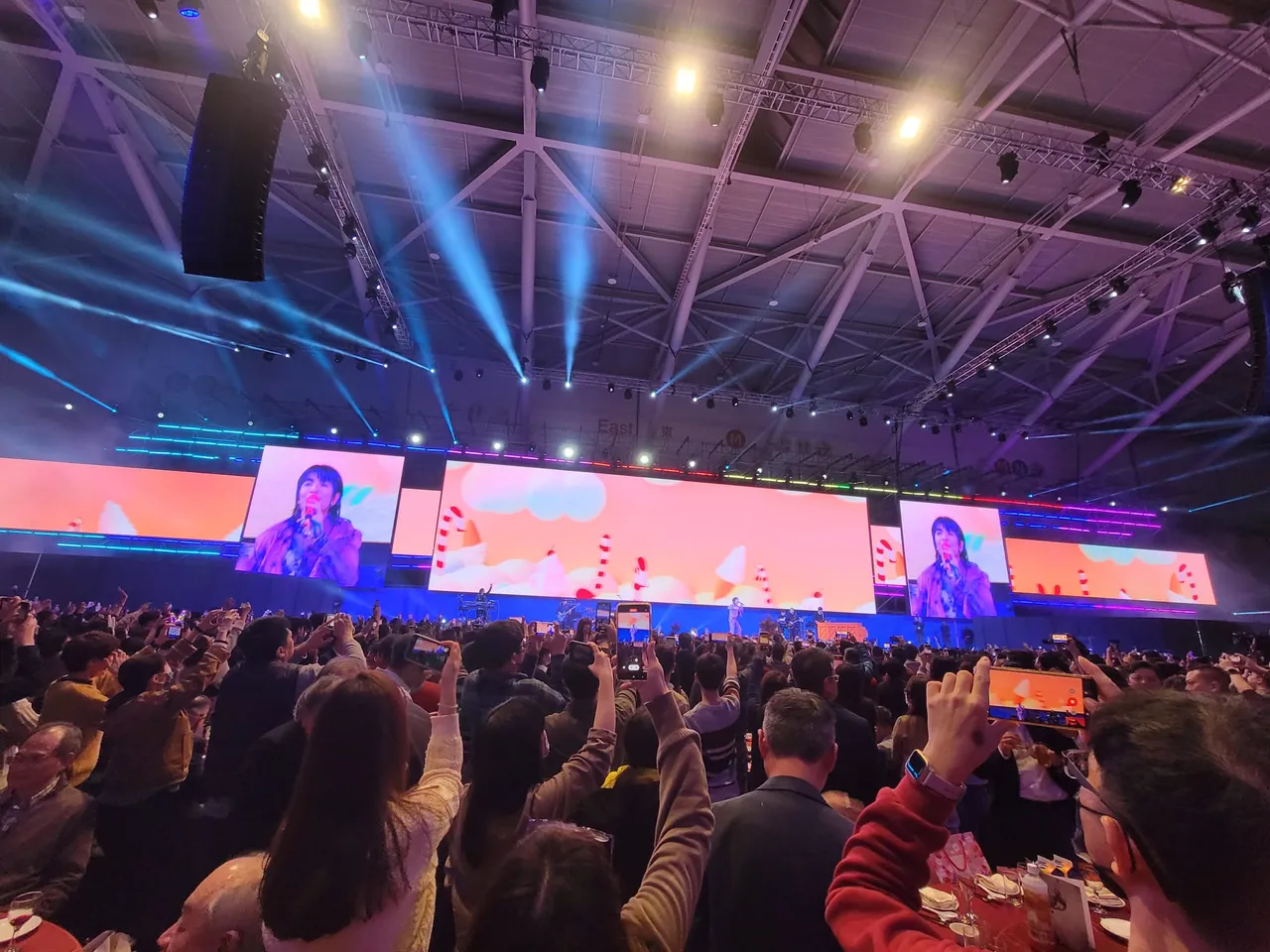 蕭敬騰昨晚在「緯創」尾牙嗨唱，現場民眾嗨翻天，高舉手機搶拍。讀者提供