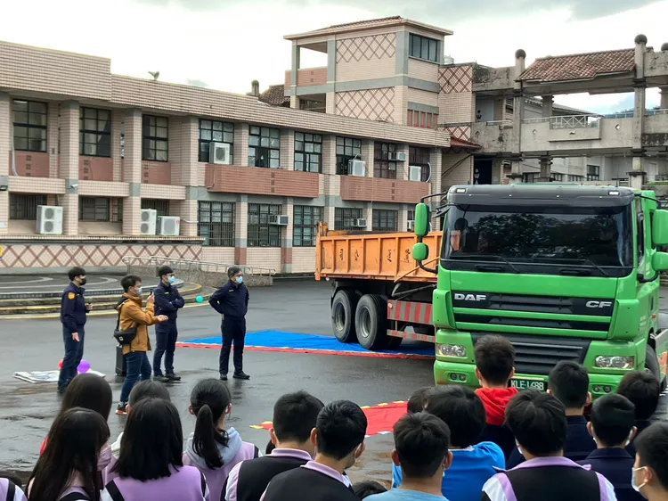 警方今天派員前往冬山國中進行交通安全宣導。讀者提供