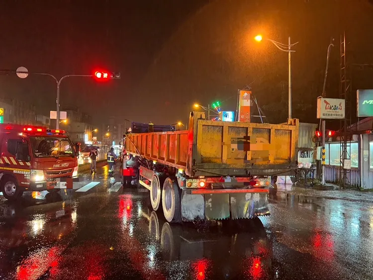 肇事砂石車疑似闖紅燈，直接撞上正走在斑馬線上的游姓國二女學生，當場將她輾過。讀者提供