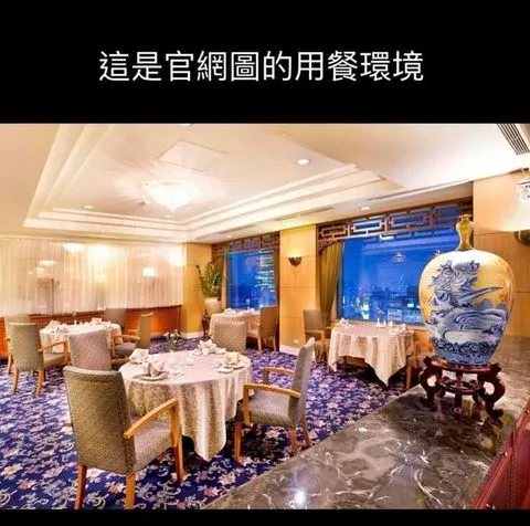 網友發現餐廳內原有的擺設也是2至4人的座位，非業者說的10人桌。翻攝自爆料公社