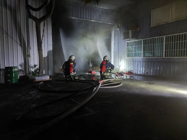 警消人員佈署水線全面灌救。讀者提供