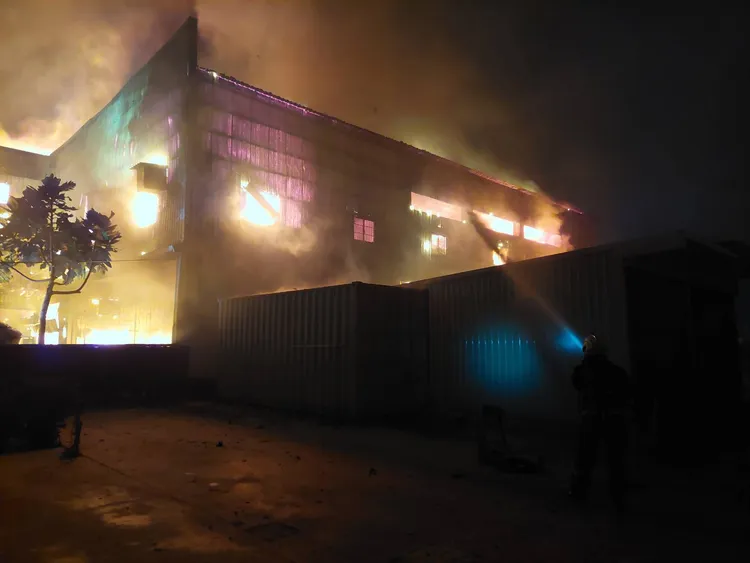 倘大廠房陷入火海，所幸未傳出人員受困。讀者提供