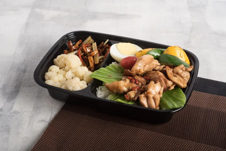 暖心麻油雞腿丁吃起來溫潤滋補，特別選用無骨的軟嫩雞腿肉製作。六福旅遊集團提供