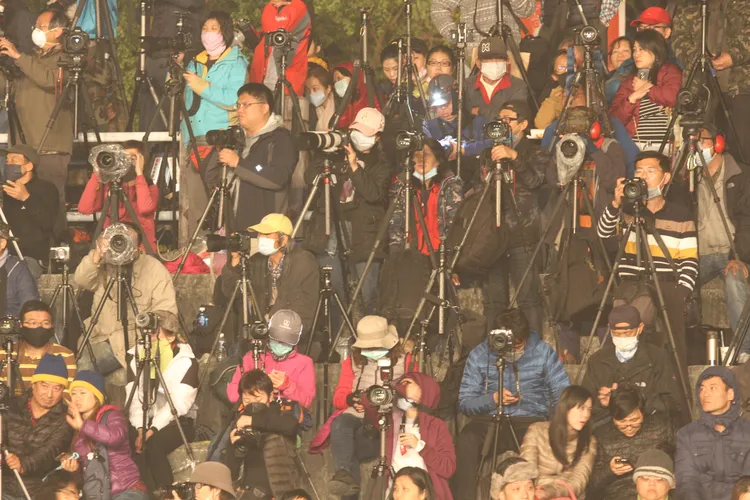 2月4日在苗栗市河濱公園登記的火旁龍之夜，預估吸引上萬民眾。圖為2019年盛況。資料相片