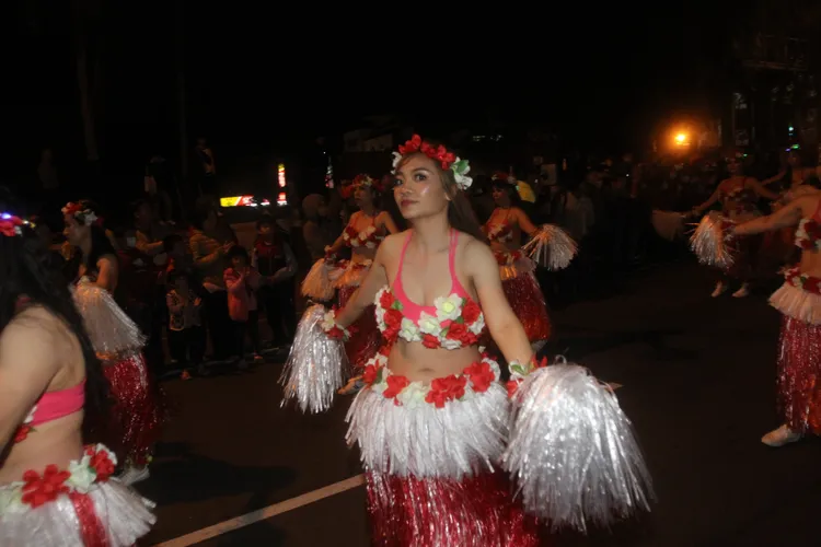 2月3日苗栗市中正路有50支隊伍踩街，精彩可期。楊永盛攝