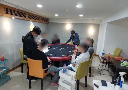 北市老舊公寓做掩護專營德州撲克賭場 年前海撈夢碎!警逮10人、扣賭資76萬