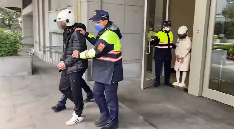 警方逮捕賭場孫姓負責人及彭姓女荷官。翻攝畫面