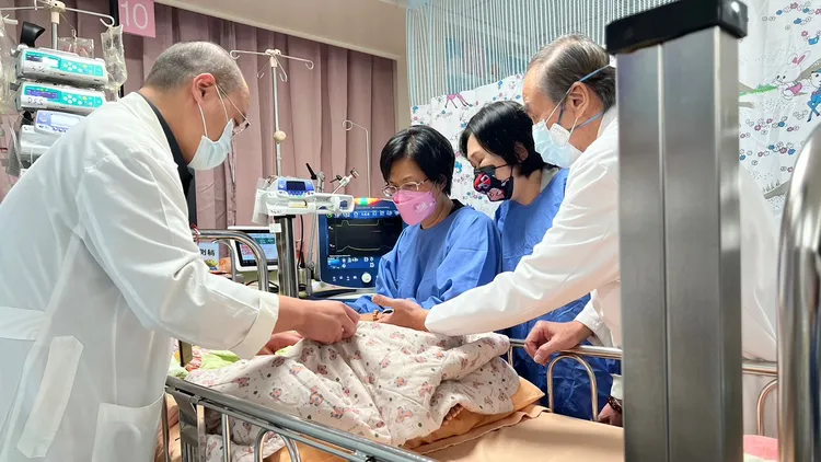 彰化縣長王惠美獲悉趕至醫院探視，男童當時瀕死昏迷不醒叫人看了好心疼。資料照片