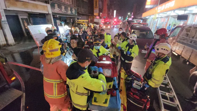 所有受困人員都被救出，救護人員立即上前檢查狀況。黃仲瑜攝