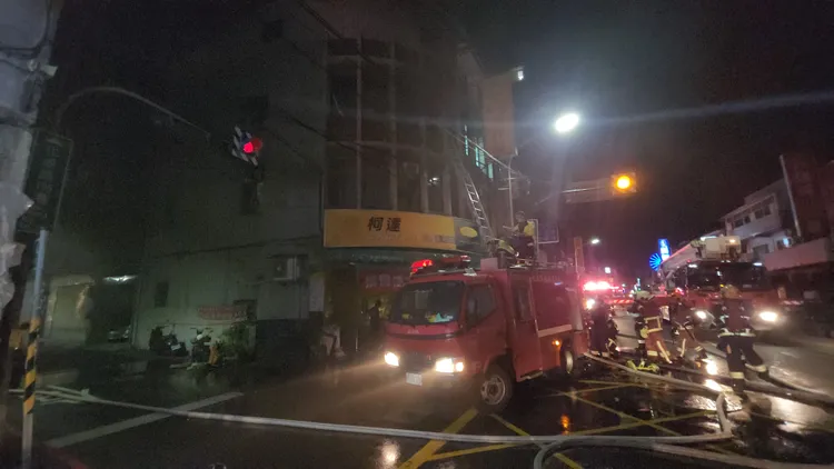 消防隊在現場架梯協助受困住戶脫困。黃仲瑜攝