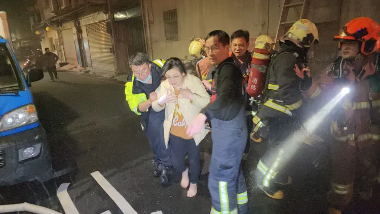 祖母從二樓窗台被救出。黃仲瑜攝