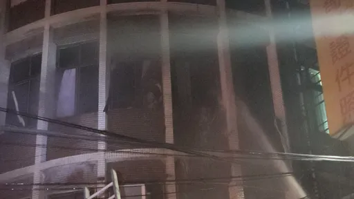 新莊公寓火警竄濃煙!警消射水搶救窗台母子 三代同堂6人火裡逃生