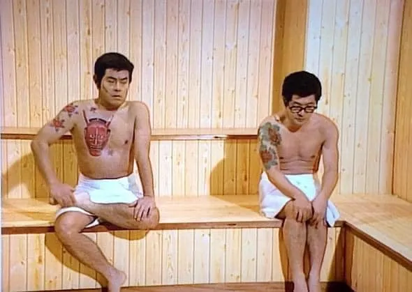 短片中第一位進桑拿室的刺青男(右)，對刺青面積比他大的加藤茶相當恐懼。翻攝自臉書「矢板明夫俱樂部 Yaita Akio」