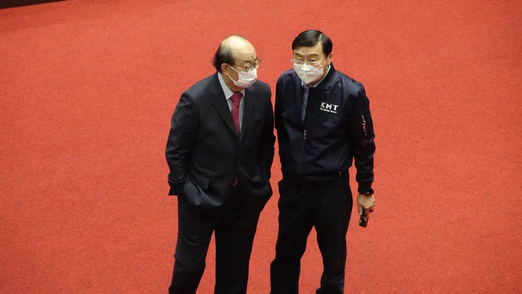 民進黨黨團總召柯建銘（左）與國民黨團總召曾銘宗（右）今早在議場交換意見。莊宗達攝