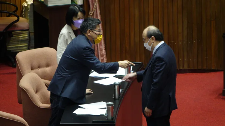 柯建銘（右）與時代力量立委邱顯智今天還有互動。莊宗達攝