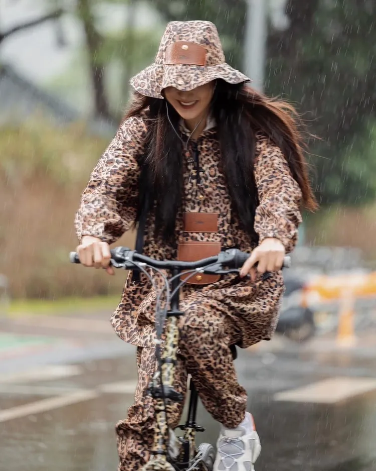 她為LONGCHAMP x D’heygere聯名系列，身穿全身豹紋在大雨中騎單車。翻攝5400wu IG