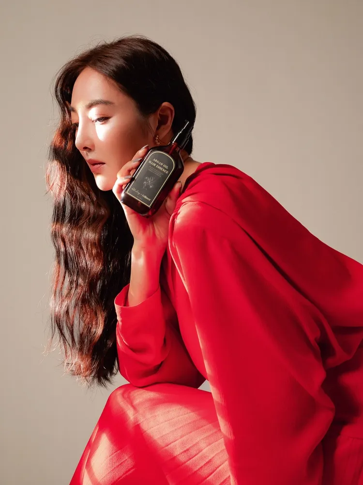 吳速玲為韓國香氛品牌Celluver拍攝的聯名禮盒形象照，看起來心事重重。品牌提供