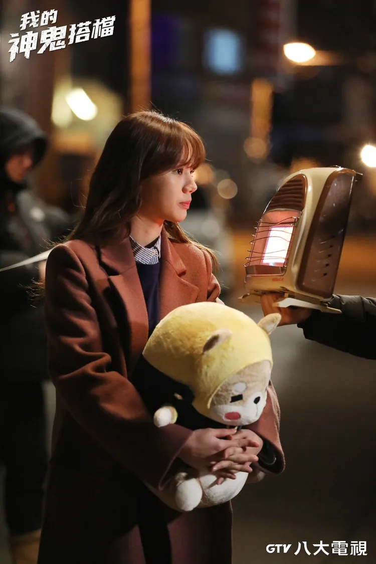 惠利拍攝時遇零下低溫，靠工作人員提著電暖器取暖。八大電視提供