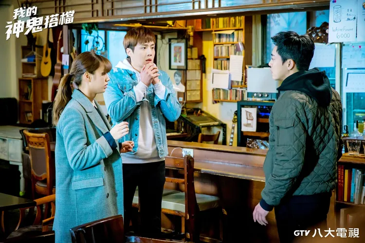 金宣虎（中）劇中變成靈魂後，只有帽T、牛仔外套、褲子這套造型。八大電視提供