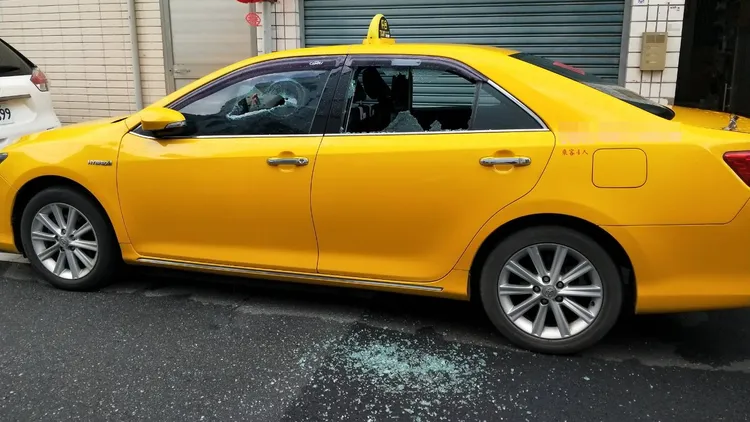 鄉民代表停在住家前計程車莫名遭砸，警方追緝嫌犯中。詹益萬提供