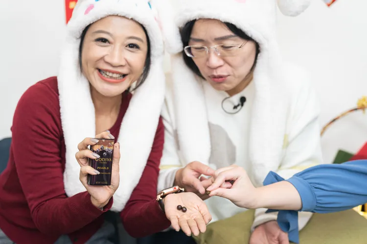 蘇巧慧覺得兔子便便很像巧克力，便提議裝進巧克力盒子裡，帶到立法院請同事們吃。蘇巧慧辦公室提供