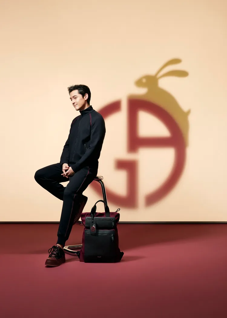 胡歌為代言的義大利精品GIORGIO ARMANI，拍攝旗下全新農曆新年系列形象廣告。品牌提供