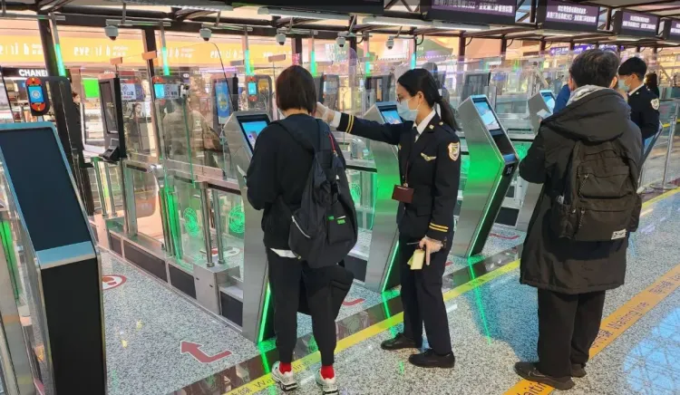 自動查驗通關系統升級，2022年11/1起新增註冊及通關二合一服務。翻攝畫面