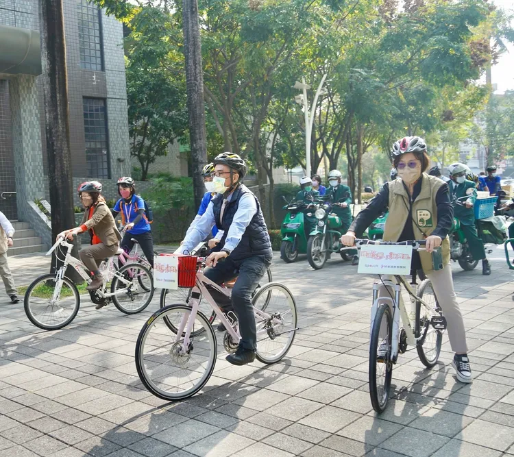 邱黃肇崇等騎單車前往獨老家雞湯送暖。屏東縣政府提供