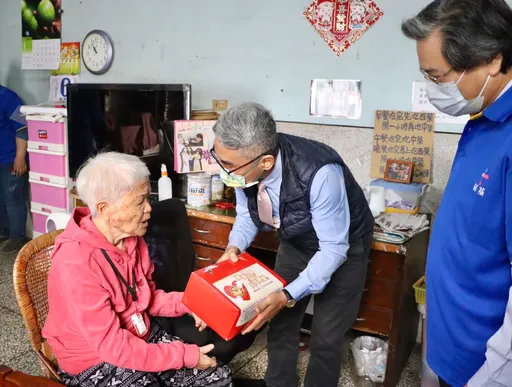 寒冬雞湯喝暖暖　縣府屏基為3千多獨老騎單車送愛