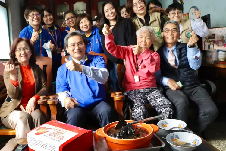 送暖志工等與獨居阿嬤合照。屏東縣政府提供