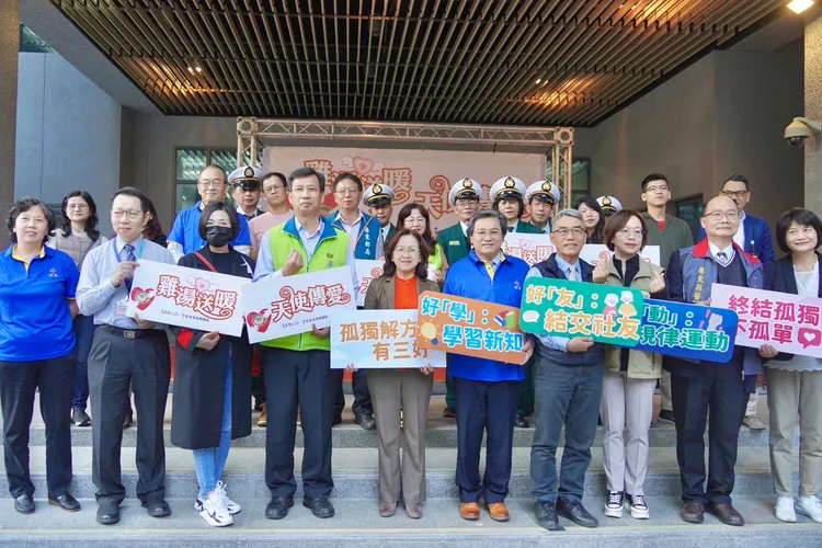 雞湯送暖團隊等出發前合照。屏東縣政府提供