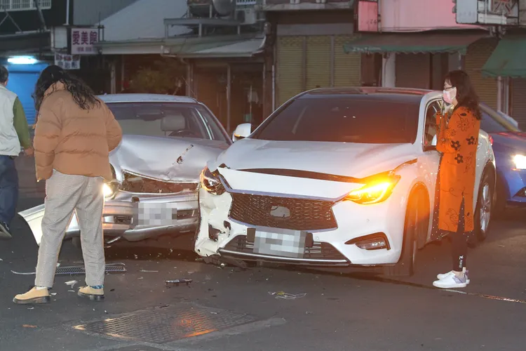 雙方駕駛均未受傷，原地等待警方到場。張喆喜攝