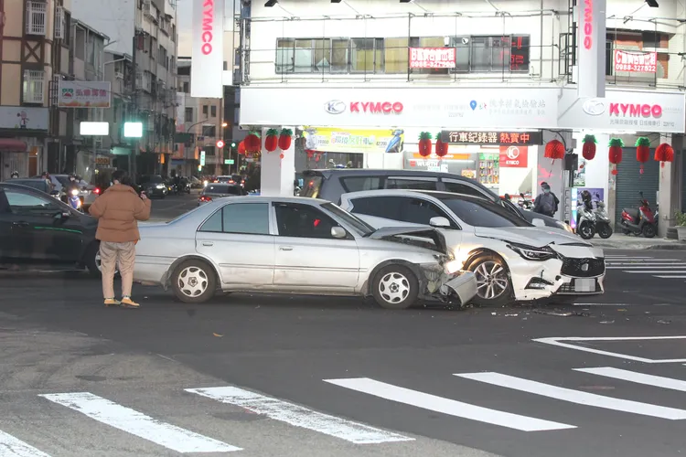 車禍現場一度影響通行。張喆喜攝