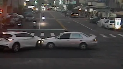 台中2轎車路口擦撞 駕駛:我看到一個閃光就車禍了